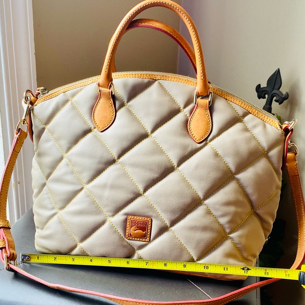 Dooney&bourke coated coat ton handbag with strap